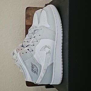 Jordan Retro 1 Mids